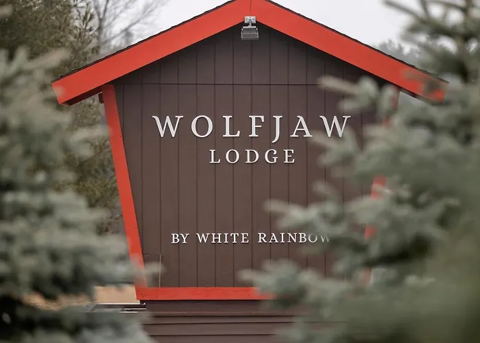 Wolfjaw Lodge